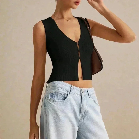 Black Casual Women's Solid Color Sleeveless Knit Top - Picture 2 of 7